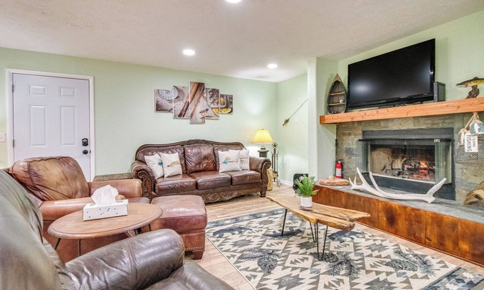 Cotter House | Cotter Home w/Deck ~ 1 Mi to Big Spring Park!