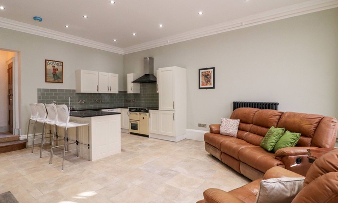 Mansfield Cottage | COTTON MILL COTTAGE, pet friendly, with hot tub in Cuckney