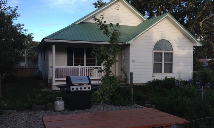 East Glacier Park Village House | CottonwoodCottage- Upgraded, spacious house and yard with Mountain View