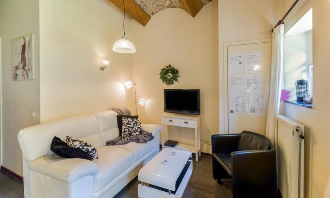 Mesch Apartment | Country Apartment with Views