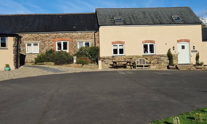Lifton House | Country Barn With Private Garden & Games Room! Fantastic for Families or Groups