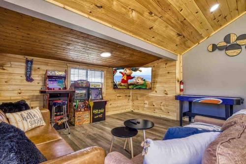 Kodak House | Country Cabin, Fenced area for pets, Hot Tub, Arcade!