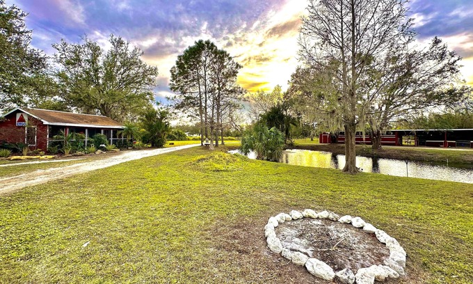 Braden River House | Country Cabin Retreat~Minutes to Siesta Key/Myakka State Park~Pet/Horse freindly