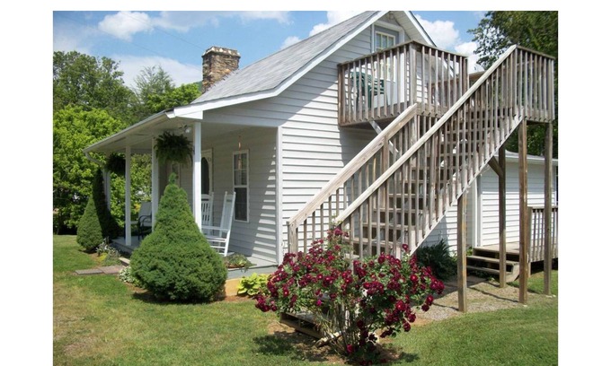 Franklin Cottage | country charm cottage in a quiet neighborhood. easy access.