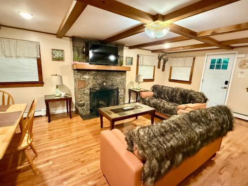 Montague House | Country Comfort Cabin Delaware River Islands