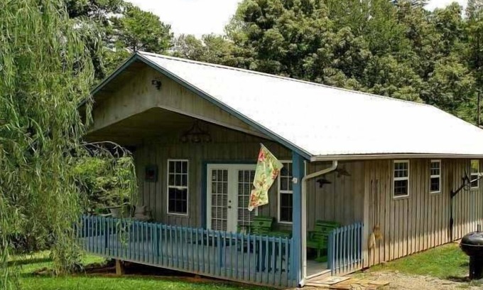 Newport Cabin | Country Cottage by RedAwning