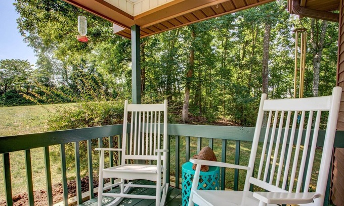 Marshall House | Country Cottage: Cozy Country Cottage Escape, Close to Marshall, Asheville & activities.