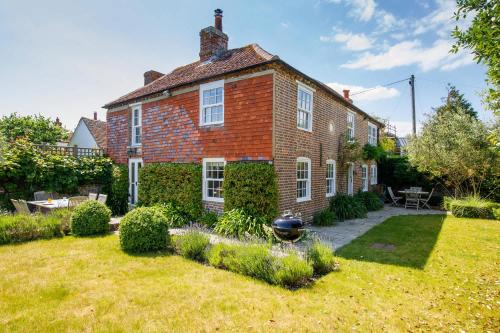 Sidlesham House | Country cottage in pretty village quay views