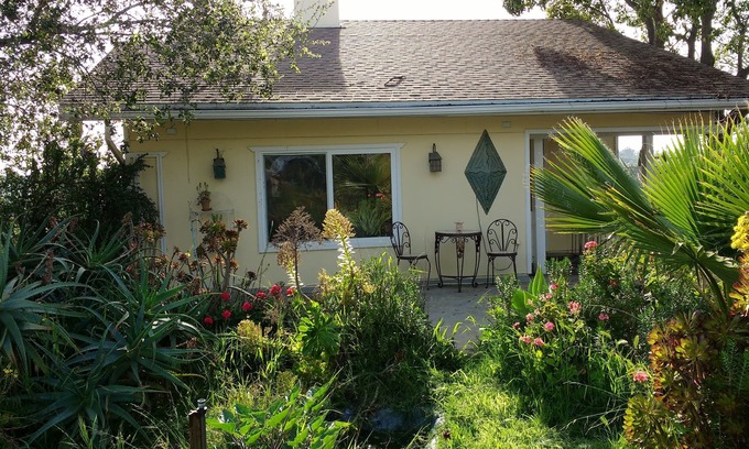 Fallbrook Cottage | Country Cottage with hilltop views - Families and Pets welcome!