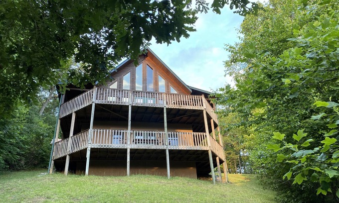 Franklin Ski Chalet | Country Escape Cabin in Smokies-Dog Friendly/Including Pool Table
