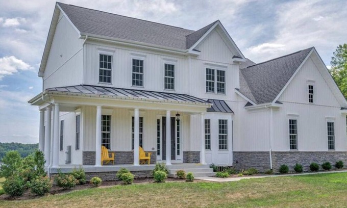 Fredericksburg House | Country Farm House on 5 Acres w/Lake Views: Peace- Off the Beaten Path