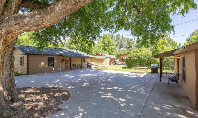 Rapid City Cabin | Country Feel - In Town Appeal Cottage - In Rapid City On Canyon Lake Thirty Minutes from Mt Rushmore