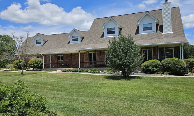 Country Properties House | Country Getaway Close to Campus-Kyle Gameday House Rental on 6 Acres