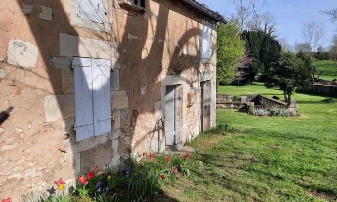 Mortagne-sur-Gironde House | Country house surrounded by a park even if in the center of the village
