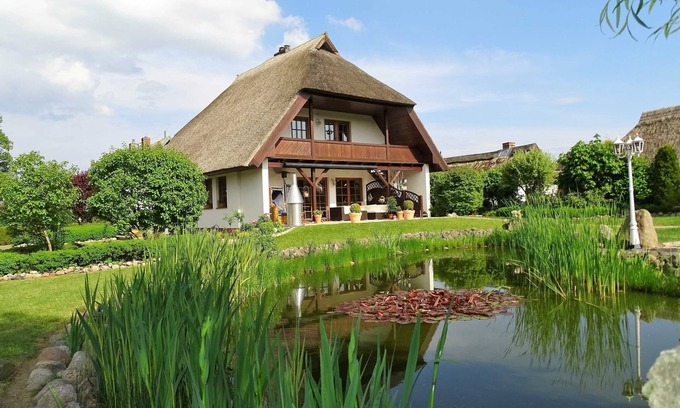 Pantow Apartment | Country holiday home at Teich- Reet covered/Ostseenah/bei Binz - Apartment