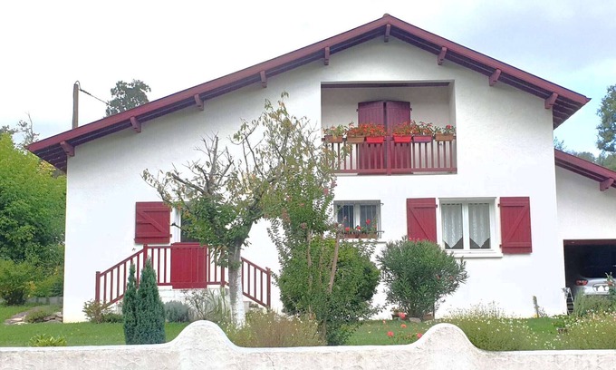 Briscous Villa | Country Home Near Beaches and Cities – Spacious, 4 Bedrooms, WiFi, Garden, Parking