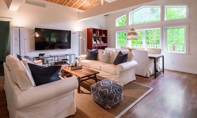 Mont-Tremblant Cottage | Country Home with Mountain View