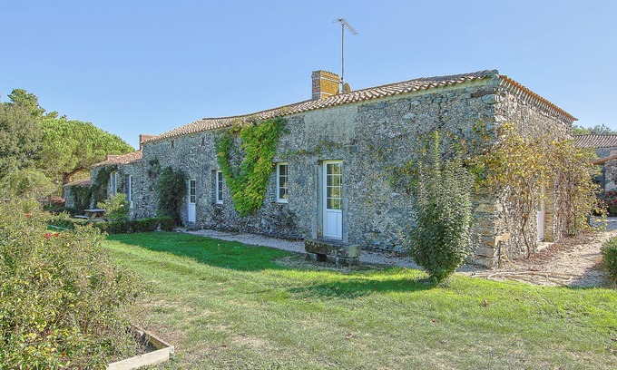 Landevieille Villa | Country House 'Domaine La Roblinière 10min Plage' with Private Terrace, Private Garden and Wi-Fi