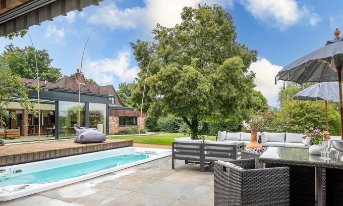 Stockcross House | Country House, Views & Hot Tub I Pass The Keys