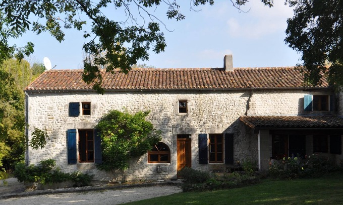Champagne House | Country house with garden, idyllic location, 20 km from Royan, up to 10 pers.