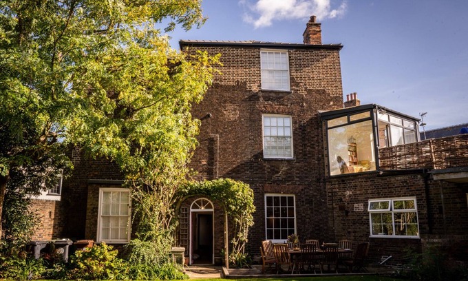 King's Lynn House | Country House with walled garden in center of town