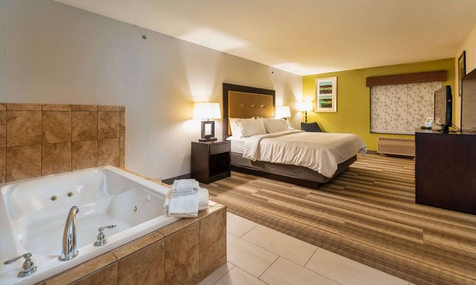 South Haven Hotel | Country Inn & Suites by Radisson, South Haven, MI