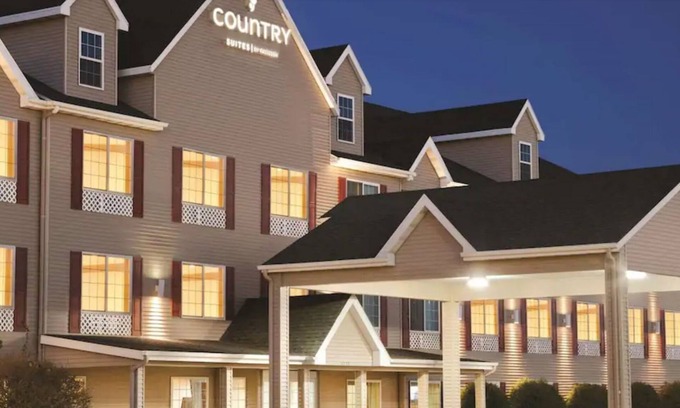 Bismarck Hotel | Country Inn & Suites by Radisson Bismarck Waterpark