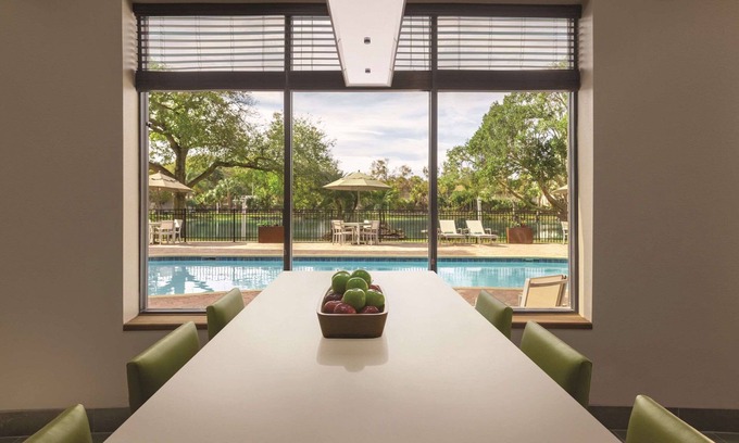 Tampa Hotel | Country Inn & Suites by Radisson, RJ Stadium - Tampa Airport East