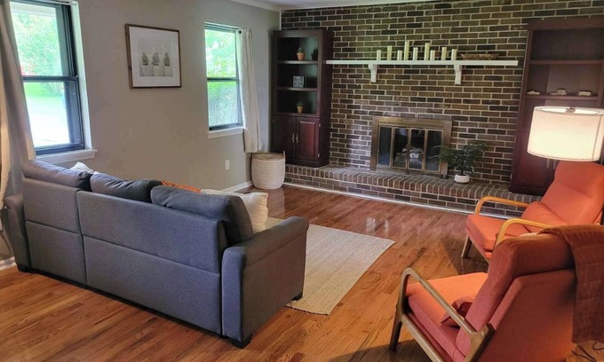 Chickamauga House | Country Lane Cottage- privacy & quiet neighborhood