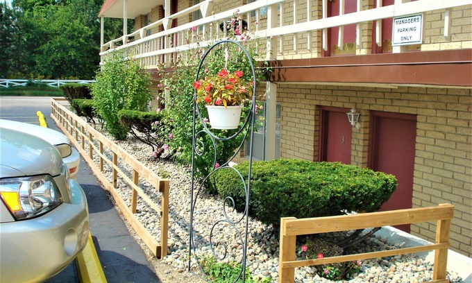 South Lyon Hotel | Country Meadow inn