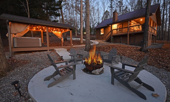 Blairsville Cabin | Country Mountain Cabin 2 King Suite Hot Tub