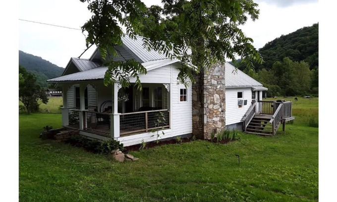 Barnardsville Other | Country Mountain Getaway! Relax, Unplug, Unwind! 110+ yr.old Renovated Farmhouse