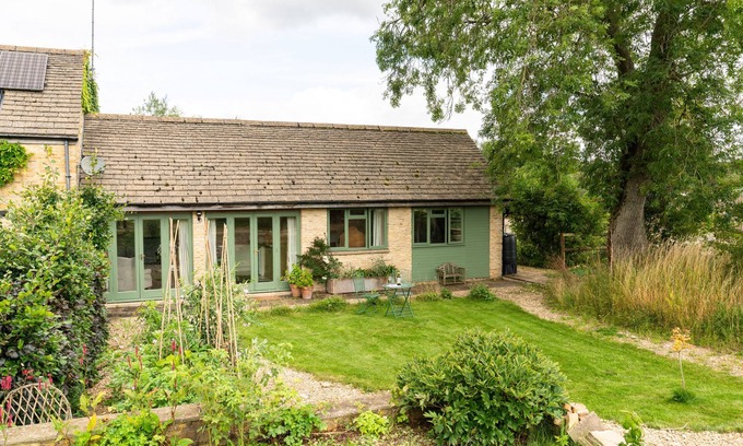 Great Rollright Cottage | Country retreat with stunning views - Guddlebrook Two
