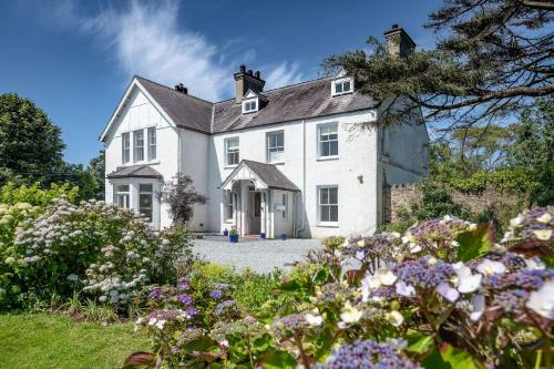 Llanfairpwllgwyngyll House | Country Retreat Sleeping 15 - Bron Menai