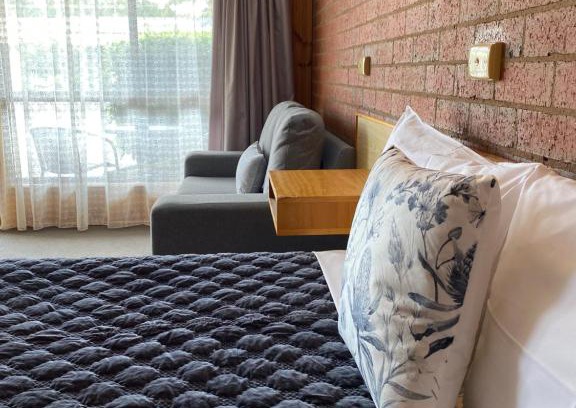 Peak Hill Hotel | Country Roads