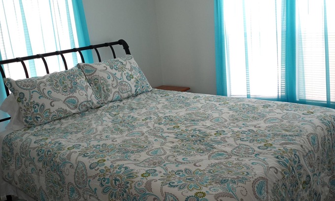 Homosassa House | Country setting on Florida's Nature Coast. Park your boat and RV here too.