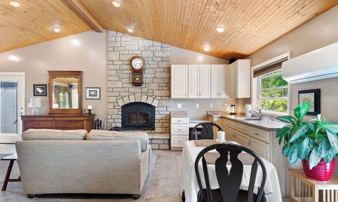 Hamilton House | Country stay with hot tub & fireplace near Spooky Nook & Miami Univ.