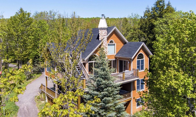 Mauricie Ski Chalet | Country-style cottage on the shore of a lake at 5 minutes from a national park.