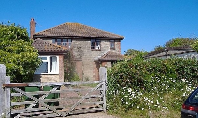 Newport Cottage | Countryside Cottage 5 mins from the sandy beaches on the Isle of Wight.