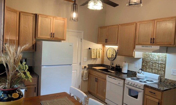Calabash Cottage | Countryside Cottage “The Jasmine House” Close to NC & SC Carolina Beaches