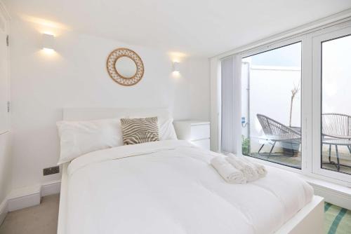 Tadworth Apartment | Countryside Edge Flat - Split-level Tadworth flat