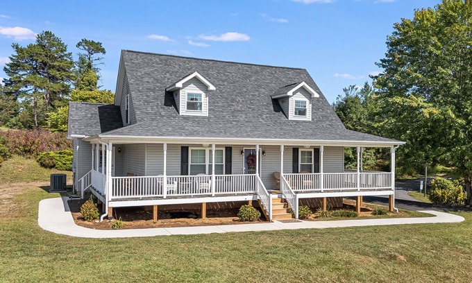 Alexander House | Countryside Escape 15 Mins to Downtown Asheville w/Covered Wrap Around Porch!