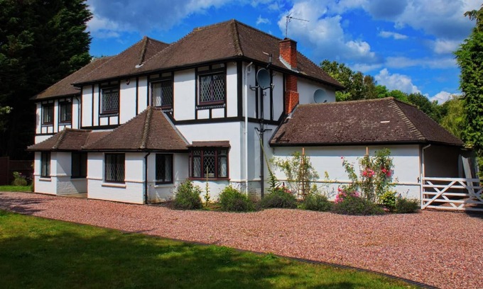 Bagshot House | Countryside escape with stunning garden in Surrey