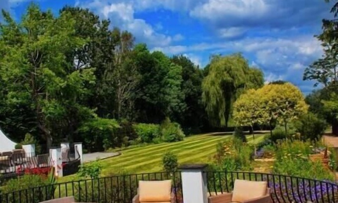 Bagshot House | Countryside Escape with Stunning Garden in Surrey