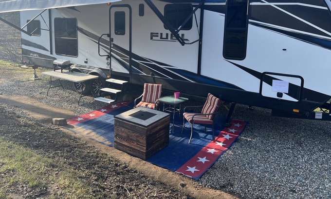 Squaw Valley House | Countryside glamping with mountain views