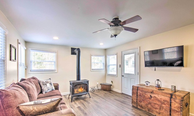 Green Point House | Countryside Home w/ Fire Pit - Steps to Lake!