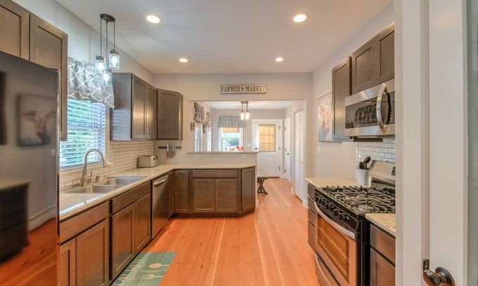 Broadmoor Cottage | Couple's Mountain Getaway Close to Everything!