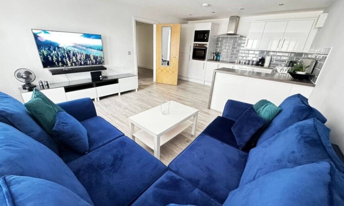 Walsall Apartment | Couples Choice! Walsall City 2BedApartment SmartTv