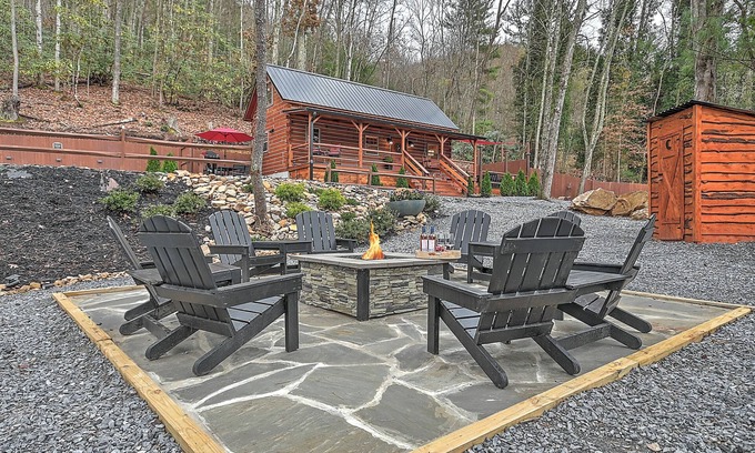 Elizabethton Cabin | Couples Getaway in the Smokey Mountains/Hot Tub Cabin B