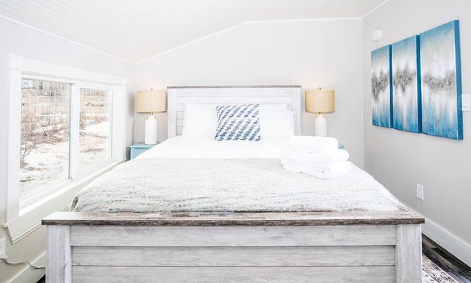 Greeley Apartment | Couples Getaway | Walk to UNC | FREE Cruiser Bikes